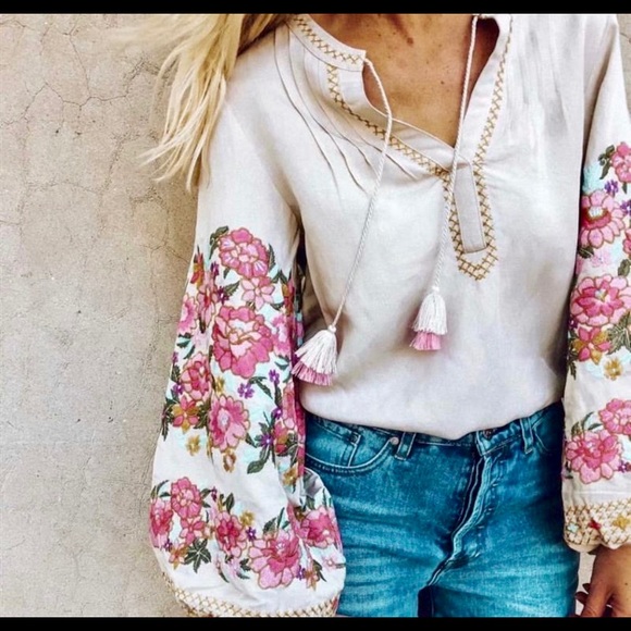 KismetsKloset Tops - LAST ONE ☝️--HP!🎉🎉LA ISLA BONITA Bohemian Floral Top